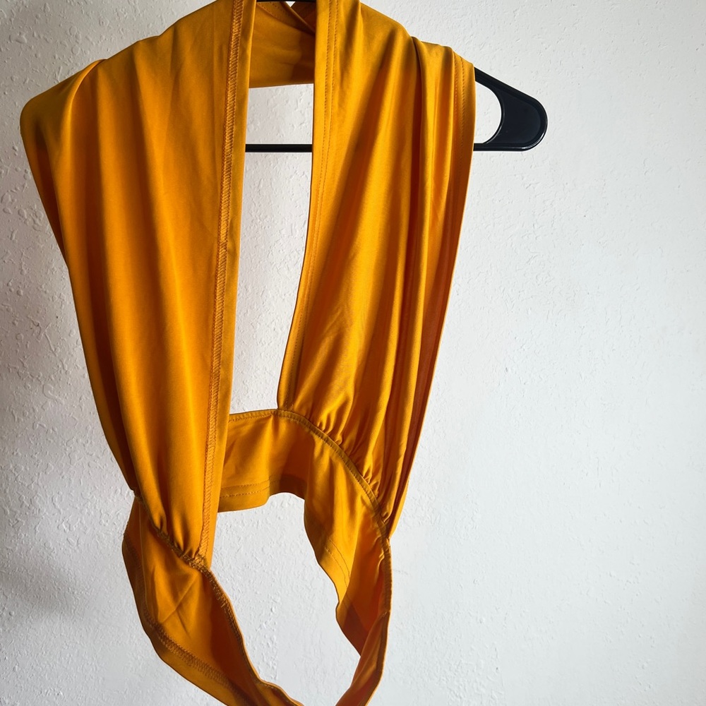 DEEP CUT YELLO CROP TOP ☀️